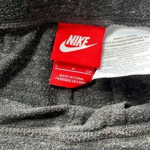 Nike sportswear cropped pants